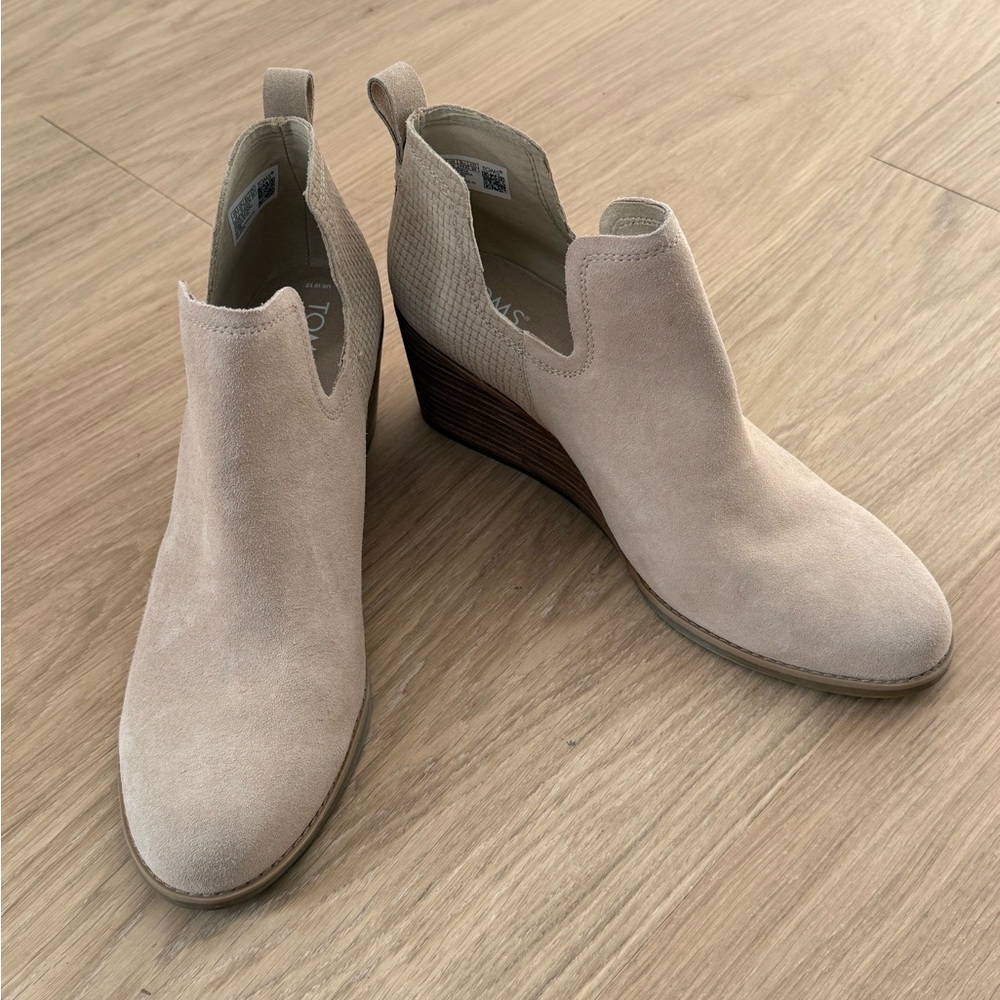 TOMS Kallie Wedge Booties – Light Beige Suede – Women’s US 12